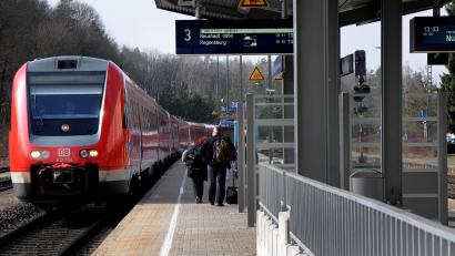 Symbolbild: Stephan Huber
Ab dem kommenden Jahr wird die Bahnstrecke zwischen Nürnberg und Regensburg saniert. Dafür wird die Umleitung über Neukirchen (im Bild), Amberg und Schwandorf verstärkt.