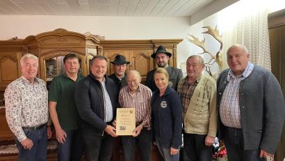 Bild: Sieglinde Schärtl
Die Gratulanten lassen den Jubilar Helmut Paulin (Mitte) hochleben.