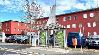 Bild: Gabi Schönberger
Wie sollen Patienten, die auf den Bus angewiesen sind, ins Ärztehaus in der Moosbürger Straße kommen, ohne weit laufen zu müssen? Die Haltestelle direkt vor dem Haus wird nach der neuen Streckenführung der Stadtbuslinien nicht mehr angefahren.