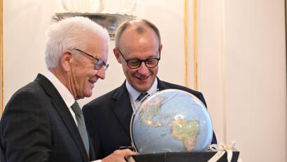 Bild: Marijan Murat/dpa
Kretschmann schenkte Merz einen Globus - weil ein Kanzler ja auch Weltpolitik mache.