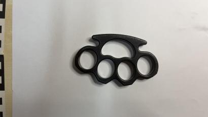 Bild: PI Schwandorf
Eine Anzeige wegen Körperverletzung führt zur Entdeckung eines Schlagrings in Schwandorf. Der Ex-Partner der Anzeigenden steht nun vor mehreren Anklagen.