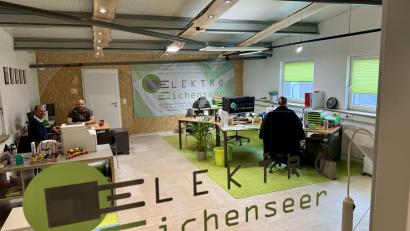 Bild: upl
Wo früher der Kuhstall war, steht jetzt eine Halle. Hier ist das Büro von Michael Eichenseer.