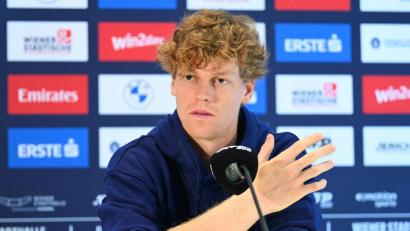 Bild: Helmut Fohringer/APA/dpa
Jannik Sinner muss sich Kritik wegen seines Startverzichts beim Davis Cup Final gefallen lassen.