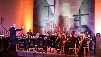 Bild: cog
Der strahlende Bläserklang der Bergknappen unter der Leitung von Philipp Senft wetteiferte mit den bunten Lichtspielen an der Altarwand