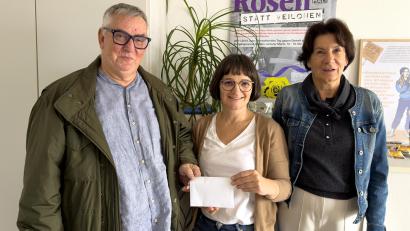 Bild: Peter Klein
Über eine Spende über 600 Euro darf sich das Frauenhaus Weiden freuen, von rechts: Ina Rauh, Nagy Enikő, Peter Klein.