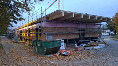Bild: Arnold Koch
Nach rund fünfmonatiger Bauzeit sind die Rohbauarbeiten weitestgehend abgeschlossen, am 28. Oktober ist das Richtfest des OGTS-Neubaus geplant.