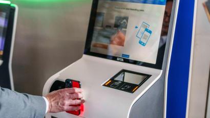 Bild: Andreas Arnold/dpa
Ein QR-Code mit Reisedaten wird vom Scanner des Check-in Automaten gelesen.