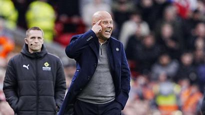 Bild: Peter Byrne/PA Wire/dpa
Wegen einer Flugzeug-Panne verspätet sich der FC Liverpool um Coach Arne Slot in Frankfurt.