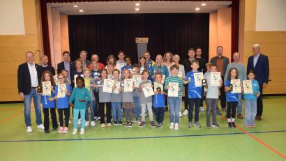Bild: bö
121 Läuferinnen und Läufer waren dieses Jahr beim Landkreiscup in die Wertungsränge gekommen. Die Besten wurden mit Pokalen und Urkunden ausgezeichnet. Rechts Landratsstellvertreter Michael Rischke, links neben ihm Georg Roth, der 10 Jahre die Geschicke der Landkreiscupbewegung geleitet hat. Links Bürgermeister Erich Meidinger.