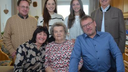 Bild: dob
Hedwig Meller feiert am Kirchweihmontag im Kreise ihrer Familie und Gästen 85. Geburtstag. Tochter Maria und Sohn Hanse nahmen sie in ihre Mitte. Dekan Alexander Hösl (links) und Bürgermeister Andreas Wutzlhofer (rechts) kommen ebenfalls nach Kößing. Mit dabei auch zwei der insgesamt sechs Enkelinnen.