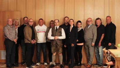 Bild: AfD KV Schwandorf/Cham
Kandidaten für die Stadtratswahl in Schwandorf (von links): Roman Borz, Ingeborg Franke, Andreas Nageler, Peter Wild, Stefan Bauer, Carmen Müller, Thomas Deutscher, Thomas Borcuch, Bianca Seger-Probst, Erika Jehl, Reinhard Mixl, Werner Reime und Roland Kraus