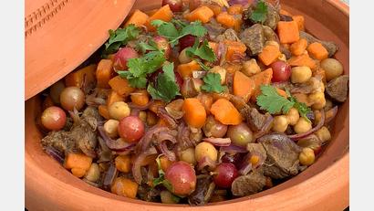 Bild: Michael Schiffer
Zum Schluss wird die Tajine mit Süßkartoffeln und Rindfleisch mit Koriandergrün garniert.