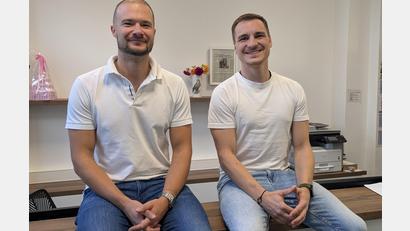 Bild: pz
Dr. Petr Kleiner (rechts) gehört ab Januar 2025 als angestellter Allgemeinarzt fest zum Team in der Praxis von Jiří Felilx (links) am Johannisplatz in Waldsassen.