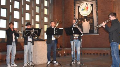 Bild: rgr
Die Dießfurter Schlossbläser spielten unter der Leitung von Jonas Schreml (rechts) in der Friedenskirche Grafenwöhr Hoffnungslieder.