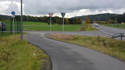 Bild: jr
An dieser Stelle beim Backhaus Kutzer endet derzeit der Radweg von Konnersreuth nach Mitterteich. Jetzt soll der Radweg nach Mitterteich weitergebaut werden, die Umsetzung des Weges ist für die Jahre 2027/28 geplant. Die Kosten teilen sich Konnersreuth und Mitterteich je nach Länge ihrer Trasse.