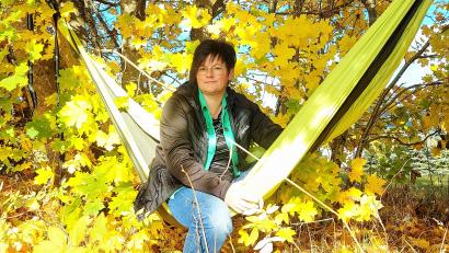 Bild: Christian Kellner
Nach dem Ausscheiden von Harald Schlöger gibt es bei der Kreisfachberatung für Gartenbau und Landschaftspflege in Tirschenreuth ein neues Gesicht: Melanie Kellner. Wie bereits einige Gartenliebhaber vor ihr nimmt sie Platz in der Hängematte und stellt sich vor.