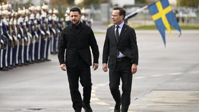 Bild: Fredrik Sandberg/TT News Agency via AP/dpa
Der ukrainische Präsident Wolodymyr Selenskyj (links) wurde am Mittwoch von Regierungschef Ulf Kristersson (rechts) in Linköping begrüßt.