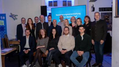 Bild: CSU Waldershof
Die Kandidaten des CSU-Ortsverbandes Waldershof mit dem Sprecher der CSU-Kreistagsfraktion Bernd Sommer (links), Kreisgeschäftsführer Adrian Käß (stehend, Dritter von links), Landrat Roland Grillmeier (rechts) und Bürgermeisterkandidatin Margit Bayer (sitzend, Mitte). Auf dem Foto fehlen Michael Schels und Thomas Ernstberger.