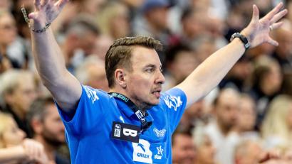 Bild: Axel Heimken/dpa
Filip Jicha hat seinen Vertrag als Trainer des THW Kiel verlängert. (Archivbild)