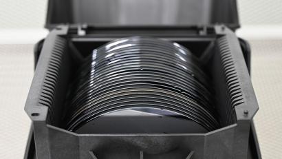 Bild: David Hammersen/dpa
Zwischenprodukte der Halbleiterproduktion, sogenannte Wafer, liegen in einer Box. (Archivbild)