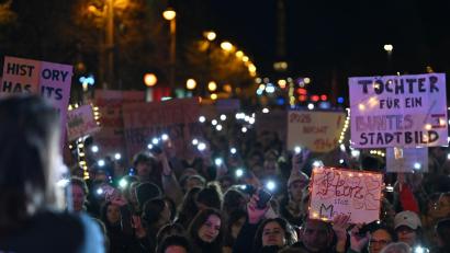 Bild: Lilli Förter/dpa
Laut Polizei kamen rund 2.000 Menschen zu einer Demonstration in Berlin.