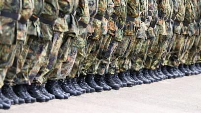 Bild: Julian Stratenschulte/dpa
Die Feldjäger der Bundeswehr starten ihre größte Übung des Jahres in Bayern. (Symbolbild)