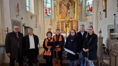Bild: OASE Weiden
Teilnehmer der MUT-Benefizveranstaltung in der Kirche St. Sebastian in Weiden.