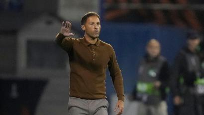 Bild: Darko Bandic/AP/dpa
Trainer Domenico Tedesco steht mit Fenerbahce vor einem spannenden Spiel gegen Stuttgart. (Archivbild)