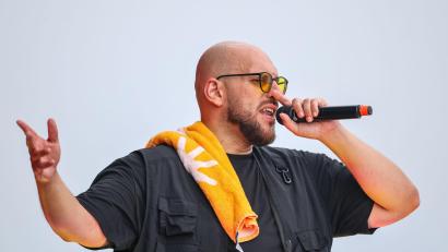 Bild: Christoph Reichwein/dpa
Rumbombe provoziert gerne – und landete damit den Malle-Hit des Jahres. (Archivbild)