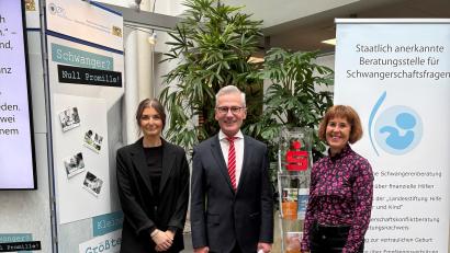 Bild: Ulrike Lorenz
Waren bei der Eröffnung der Ausstellung in den Räumen der Sparkasse dabei (von links):
Theresa Fenzl (Gesundheitsamt Schwandorf), Werner Heß (Vorstandsvorsitzender Sparkasse Schwandorf) und Margit Malzer (staatlich anerkannte Beratungsstelle für Schwangerschaftsfragen).