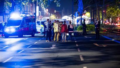 Bild: Moritz Frankenberg/dpa
Einsatzkräfte versorgen mehrere Menschen nach einer Schießerei in Hannover.