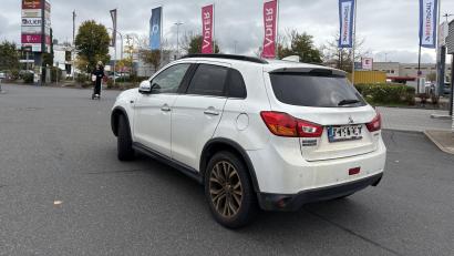 Bild: Jona Lang
Der weiße Mitsubishi mit dänischem Kennzeichen steht seit rund zwei Monaten unbewegt auf der Parkfläche des E-Centers Grünbauer in Weiden.