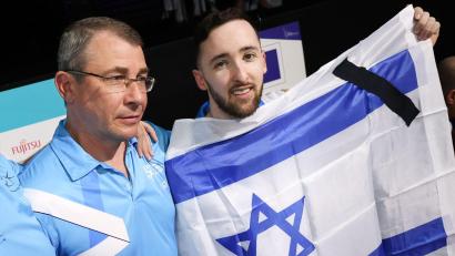 Bild: Geert vanden Wijngaert/AP/dpa
Durfte nicht zur WM nach Indonesien: Artem Dolgopyat (r). (Archivbild)