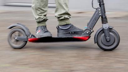 Symbolbild: Christoph Soeder/dpa
In Amberg hat die Polizei einen betrunkenen E-Scooter-Fahrer gestoppt.