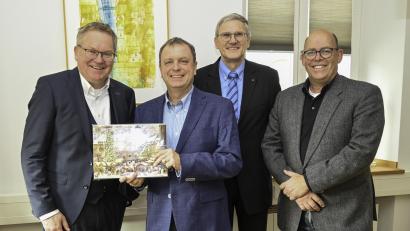 Bild: Thomas Graml
Oberbürgermeister Michael Cerny erhält den ersten Adventskalender des Amberger Lions-Clubs.