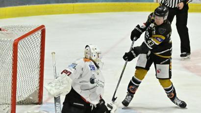 Bild: Hubert Ziegler
Gut in Amberg eingefunden: Nolan Gardiner (rechts) weiß, wie man Tore schießt.