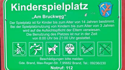 Bild: ld
Auf dem Spielplatz sind auch angeleinte Hunde nicht erlaubt. Außerhalb gilt Anleinpflicht.