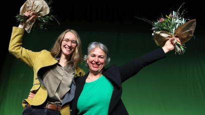 Bild: Karl-Josef Hildenbrand/dpa
Die Grüne-Doppelspitze Eva Lettenbauer (links) und Gisela Sengl will sich auf dem Parteitag erneut zur Wahl stellen. Gegenkandidaten müssen sie bislang keine fürchten. (Archivbild)