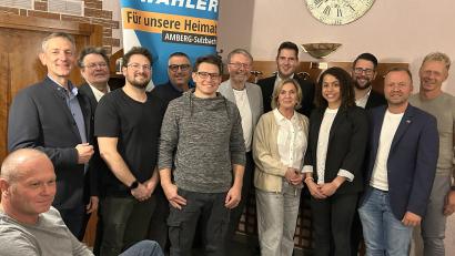 Bild: Anja Geitner
Die Freien Wähler haben einen neuen Ortsverband gegründet (von links): stellvertretender Kreisvorsitzender Albert Geitner, Kreiskassier Günther Frieser, Schriftführer Alexander Pömsl, Wolfgang Micko, Kassenprüfer Simon Donhauser, Kreisvorsitzender und Landesvize Hans Martin Grötsch, stellvertretender Vorsitzender Christoph Micko, Claudia Micko, Vorsitzende Stella Zimmer, Landratskandidat Stefan Kroher, Landtagsabgeordneter Bernhard Heinisch und Kassier Dominik Greiler.