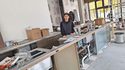 Bild: Bild Gerd Pöhlmann
Vaclav Hartmann gibt eine Führung durch die Baustelle in der Lindenstraße 3. Beim jetzigen Baufortschritt erinnert fast nur die teilweise noch verpackte Theke an einen Gastronomiebetrieb.