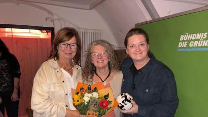 Bild: ge
Sie tritt bei der Kommunalwahl an: Yvonne Rösel, flankiert von Gaby Mutzbauer (links) und MdB Tina Winklmann, ist die Bürgermeister-Kandidatin von Bündnis90/Die Grünen.