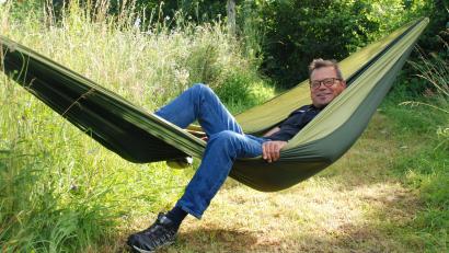 Bild: cvl
In den letzten Jahren lud Harald Schlöger immer wieder Gäste dazu ein, in der Hängematte Platz zu nehmen und Auskunft über ihren Garten zu geben. Heute ist nun er an der Reihe.