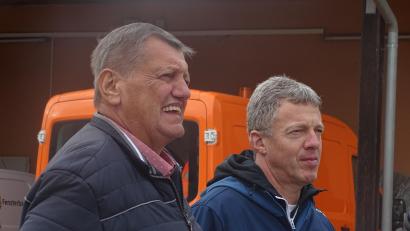 Bild: Houschka
Zu Stellvertretern des Fensterbacher Gemeindeoberhaupts Florian Adam
gewählt: Franz Ziegelmeier aus Wolfring (links) ist ab sofort zweiter Bürgermeister. Rechts daneben Harald Saffert aus Dürnsricht, der jetzt als dritter Bürgermeister amtiert.