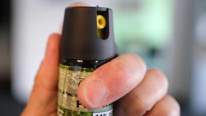 Symbolbild: Bernd Weißbrod/dpa
Ein 33-Jähriger in Weiden hält Pfefferspray für Parfüm und sprüht es sich ins Gesicht.