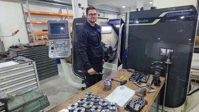 Bild: luk
Firmenchef Manuel Miedel misst nach, ob die an der Drehmaschine eingestellten Maße für Laufrollen für Förderbänder auch stimmen.