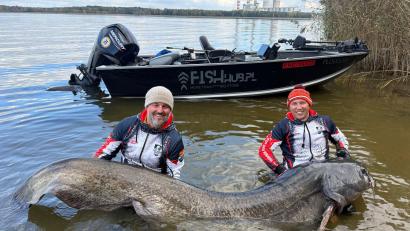 Bild: Polska Akademia Wedkarska/dpa
Zwei Angler in Polen haben einen fast drei Meter langen Wels gefangen. (Foto Handout)