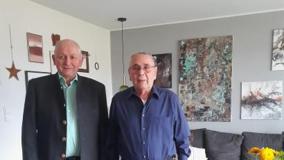 Bild: Gemeinde Freudenberg
Jubilar Gerhard Franz Josef Niebler mit 2. Bürgermeister Franz Weiß.