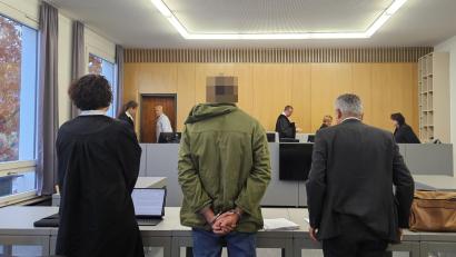 Bild: blf
Dem Angeklagten (in der olivgrünen Jacke) drohen mehr als sechs Jahre im Gefängnis. Der Syrer soll Auftraggeber in einer Schleuserbande sein.