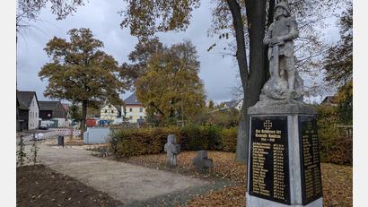 Bild: pz
Das Kriegerdenkmal in Kondrau an der Bundesstraße 299 ist gereinigt und die Anlage neu gestaltet worden. Anders als bisher geplant bleibt die Blickrichtung des Soldaten unverändert.