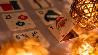 Bild: Monika Skolimowska/dpa/dpa-tmn
Klassisch und beliebt: Adventskalender mit Schokolade.